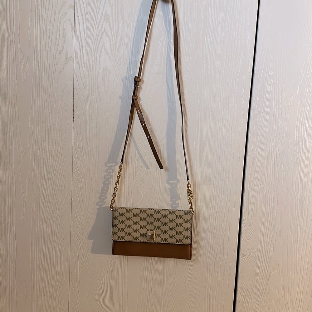 Crossbody Michael Kors purse